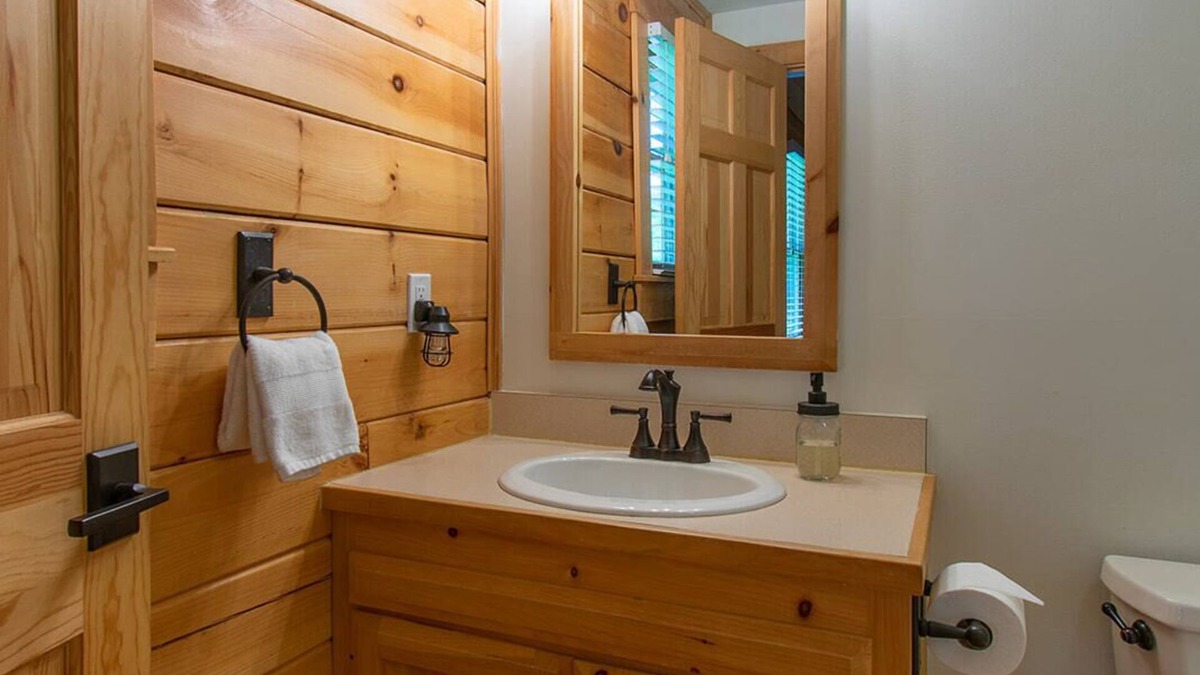 Lincolnville House | Relaxing Two Bedroom Cabin - 10 minutes to Camden!