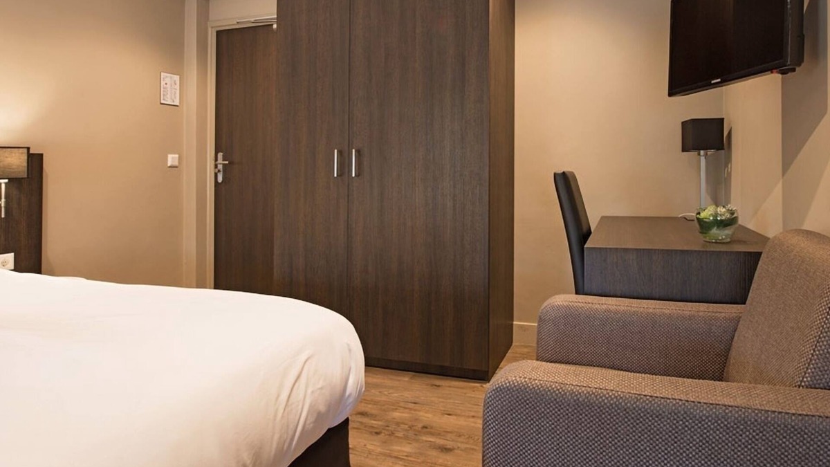 Vlijmen Hotel | Relaxing Unit Near Hiking and Cycling Routes in Brabant, Free Parking Available