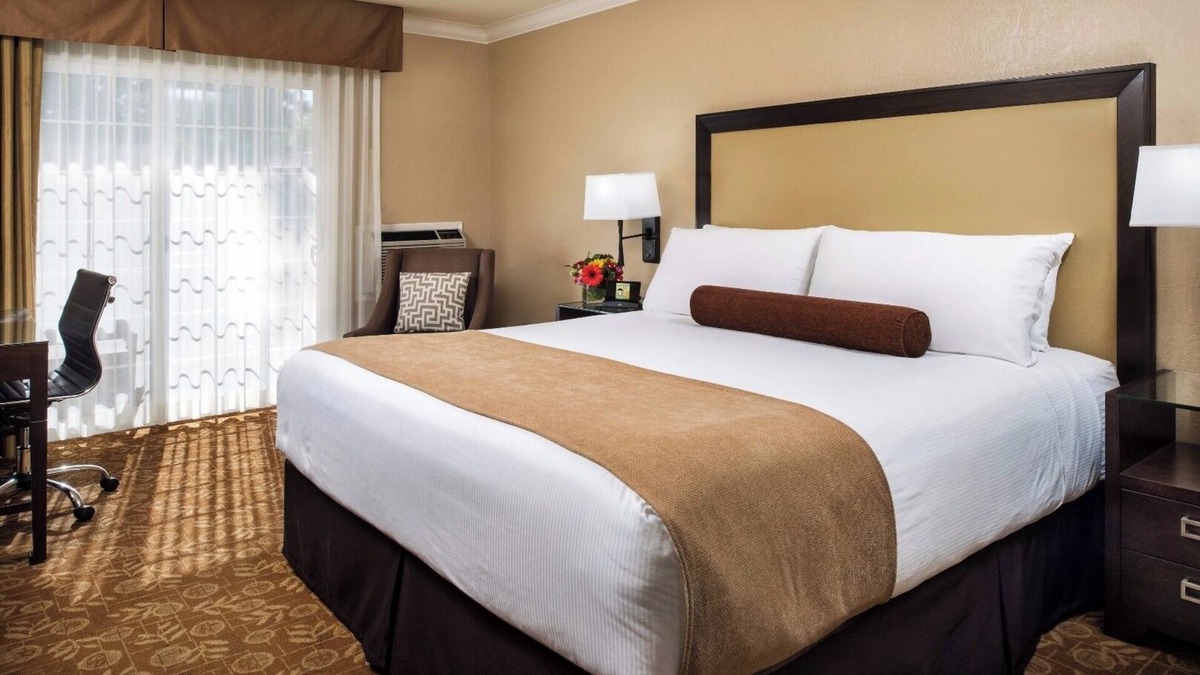 Barron Park Hotel | Relaxing Unit Near Stanford with Outdoor Heated Pool & Free Parking