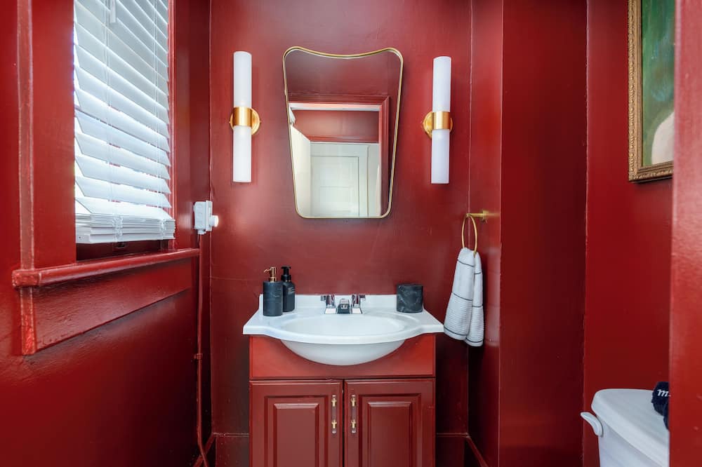 Westerwood Apartment | Relaxing, Vibrant and Upscale 1BR/1BA Apartment in Greensboro with WiFi, AC