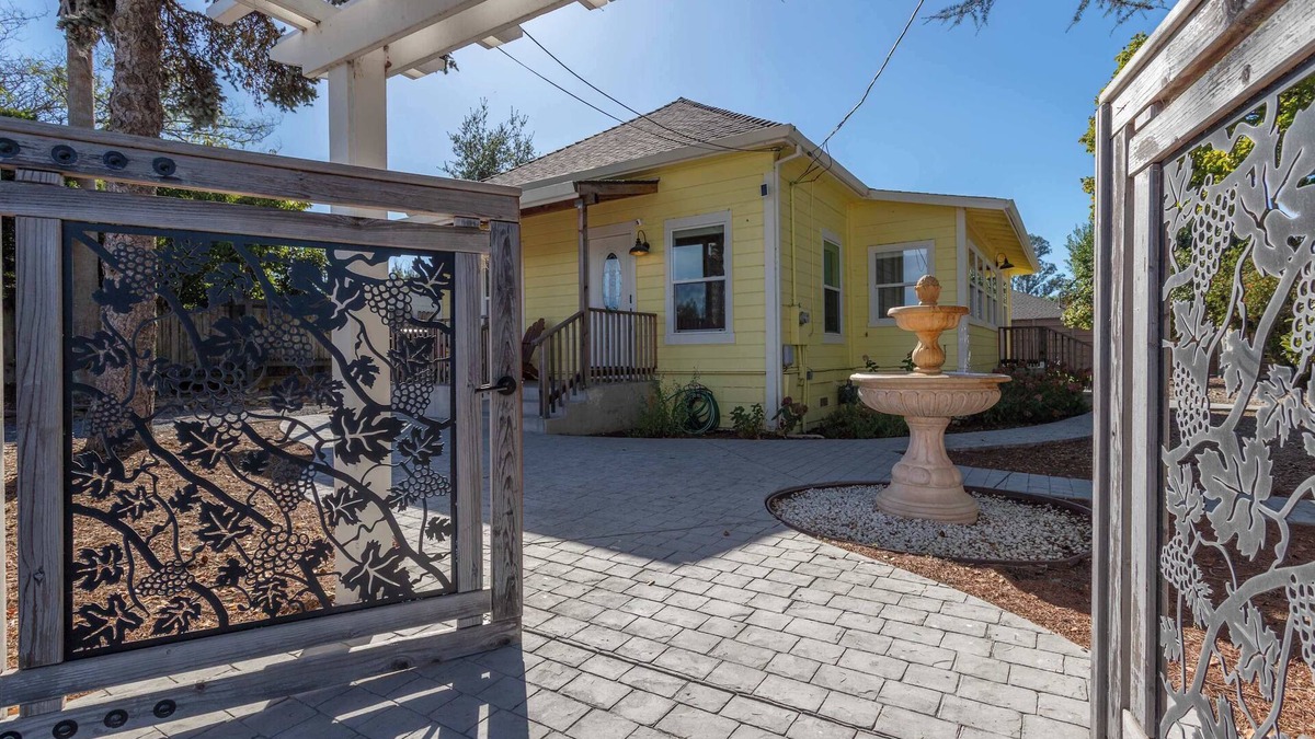 Graton House | Relaxing Vineyard View, Rooftop Deck & Game Room