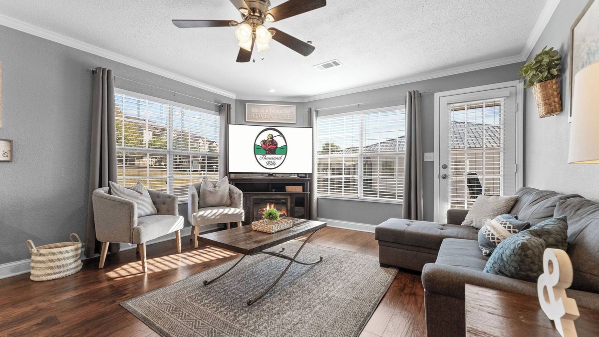 Table Rock Condo | Relaxing Walk-In Condo Community Pool Pet Friendly