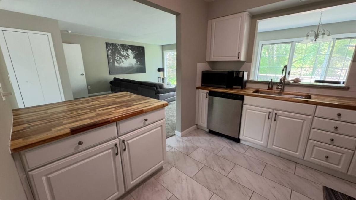 Walled Lake Condo | Relaxing Walled Lake Condo Near the Beach