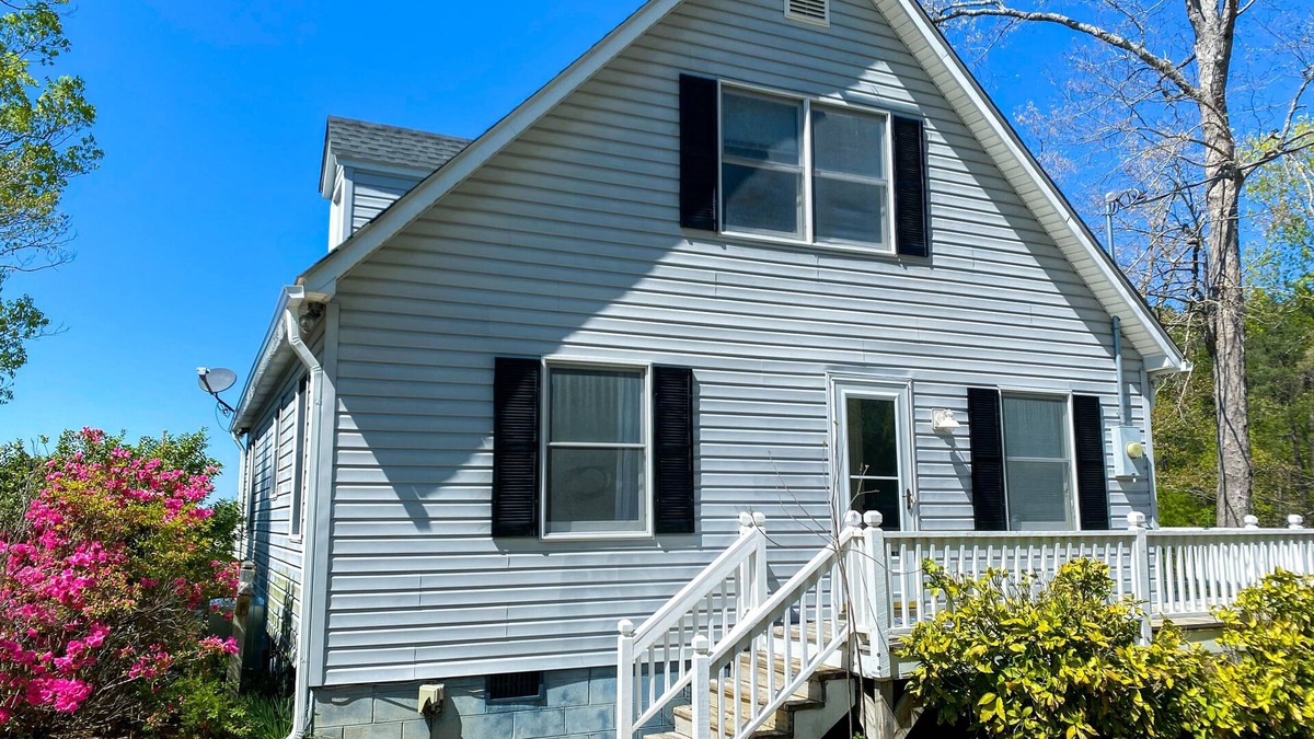 Roanoke Rapids House | Relaxing waterfront lakehouse on Lake Gaston and R&R Lake