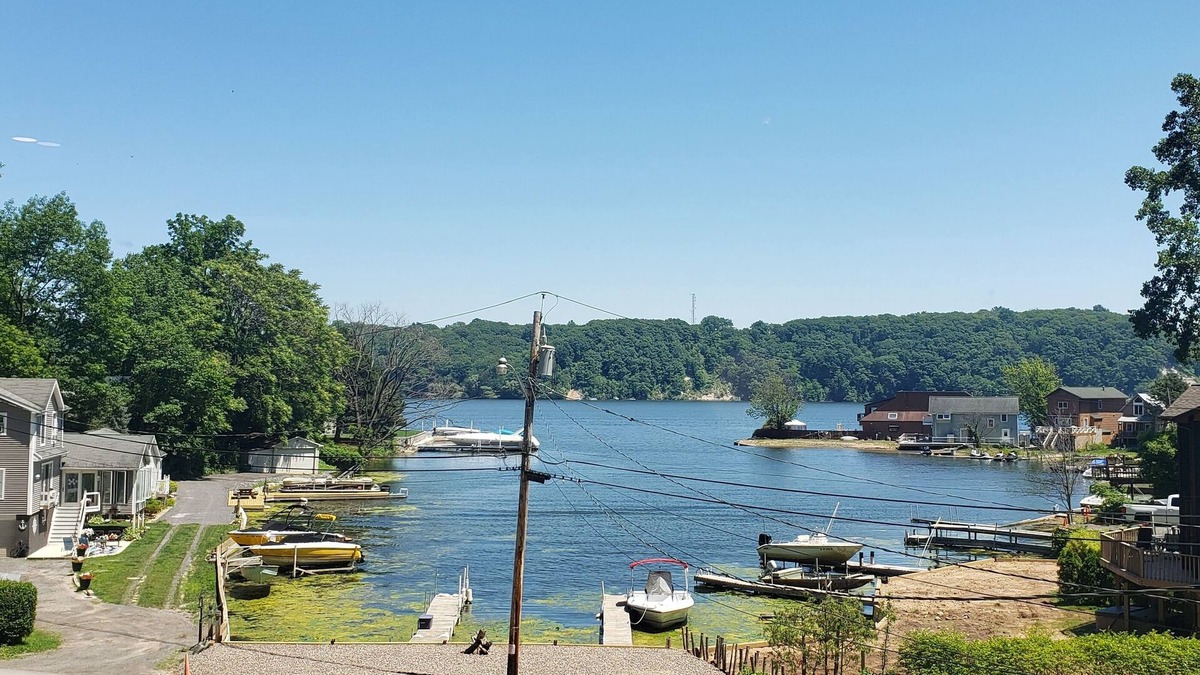 East Irondequoit House | Relaxing waterfront cottage on Irondequoit Bay
