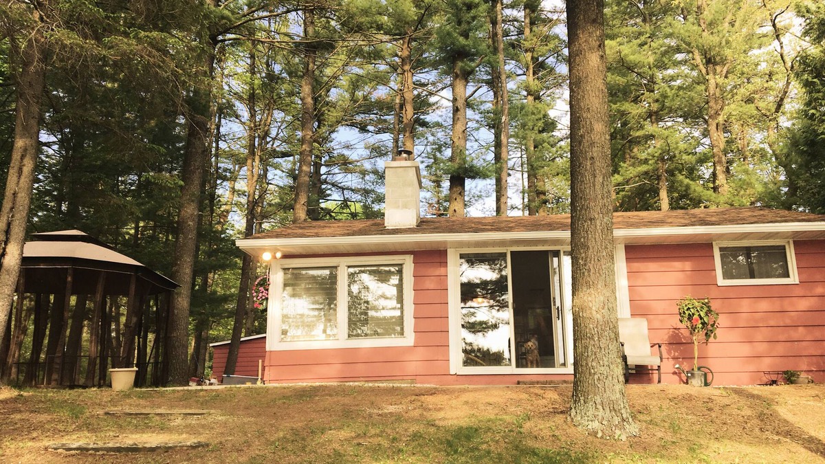 Waupaca House | Relaxing Waterfront Cabin Located On A Sandy Bottom Crystal Clear Lake.