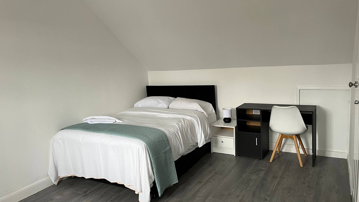 Clayhall Apartment | Remarkable 1-Bed Studio Apartment in Redbridge