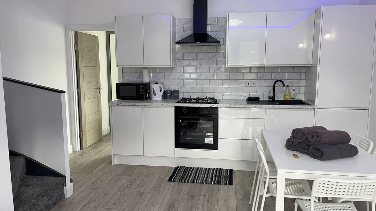 Hendon Apartment | Remarkable 3-Bed Apartment in London