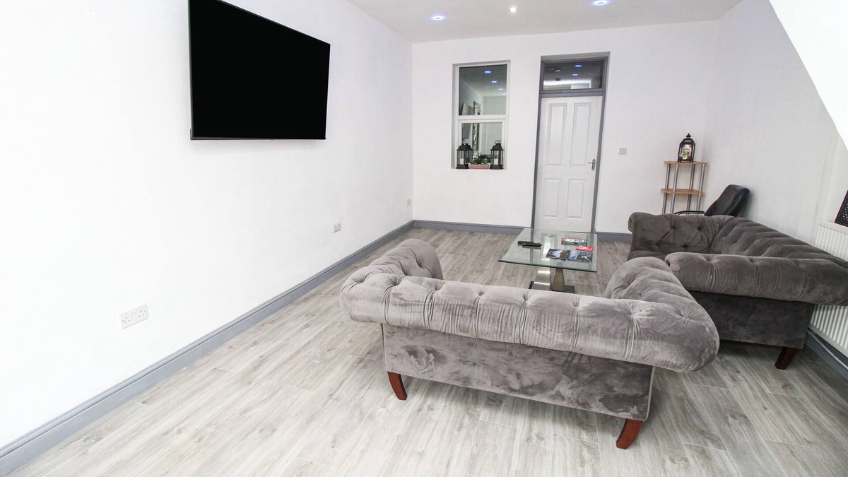 Bradford House | Remarkable 4-Bed House in Bradford