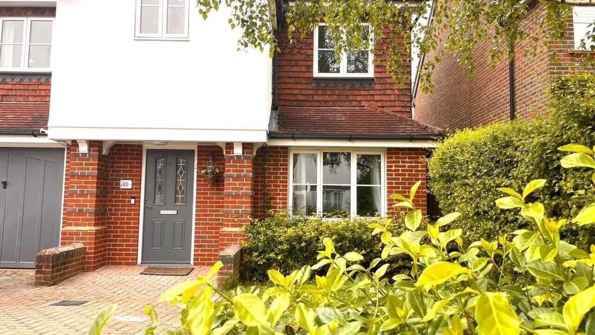Horley House | Remarkable 5-Bed House in Horley