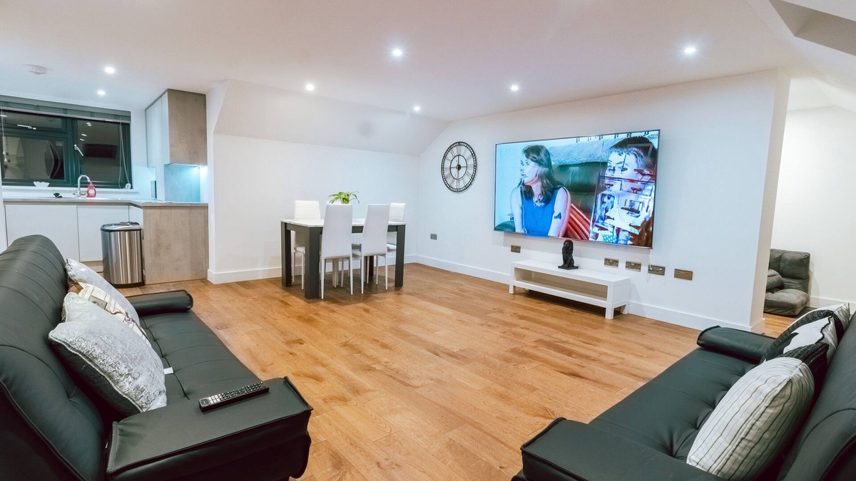 Coulsdon West Apartment | Remarkable, Penthouse - 3-bed Apartment in Purley