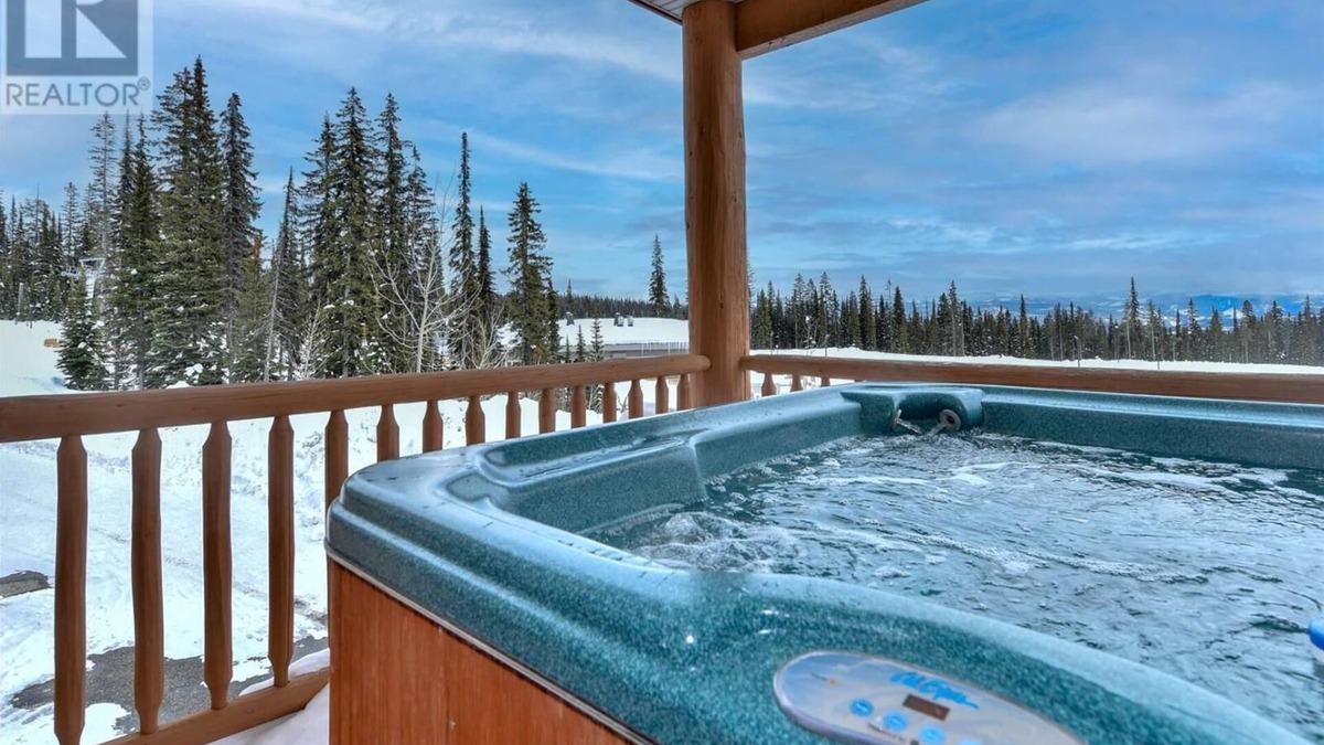 Big White Ski Resort House | Remarkable Ski in/Ski out Big White Townhome with Private Hot Tub! Sleeps 10