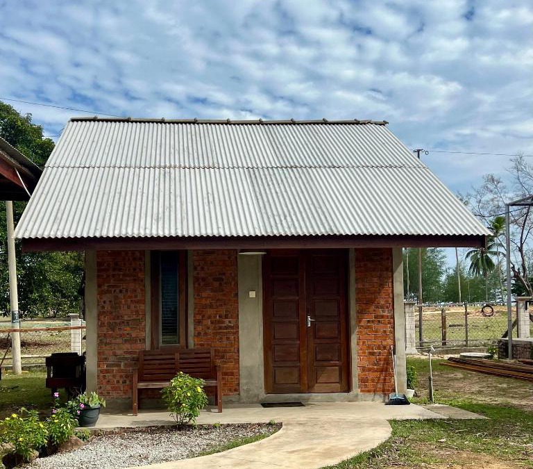 Pantai Penarik Ski Chalet | Rembulan Escape - The Red Bowl