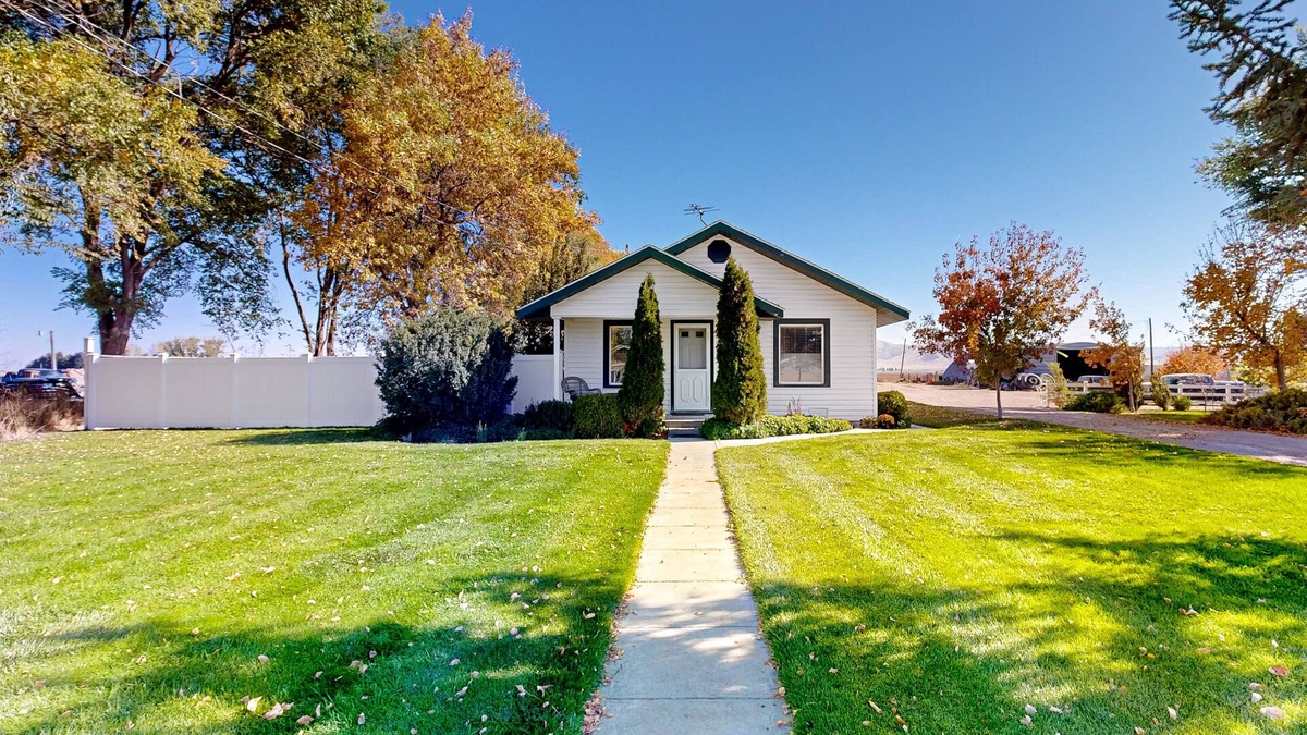 Burley House | Remodeled 2-story historic home near river with grill, washer/dryer, heat, & AC