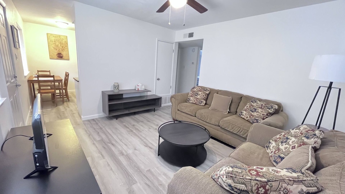 Albuquerque Apartment | Remodeled 2br ato with AC, WIFI, Washer near hospitals,UNM, I-25,CNM, airport