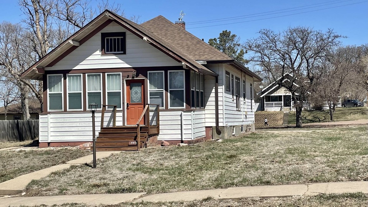 Chamberlain House | Remodeled 3 bed/1bath, w/ yard..walk to shop, eat and entertainment. Sleeps 8+