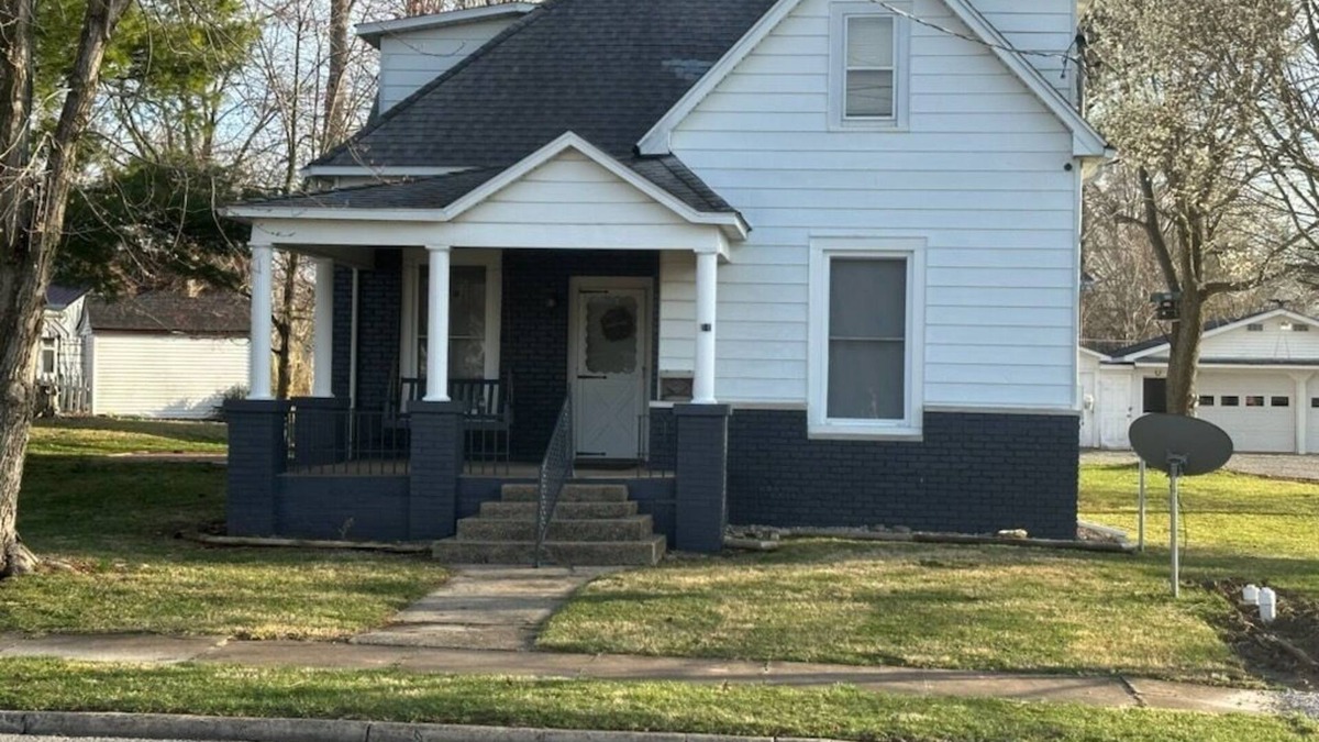 Marion House | Remodeled 3-bedroom home in heart of Marion. Super Clean.