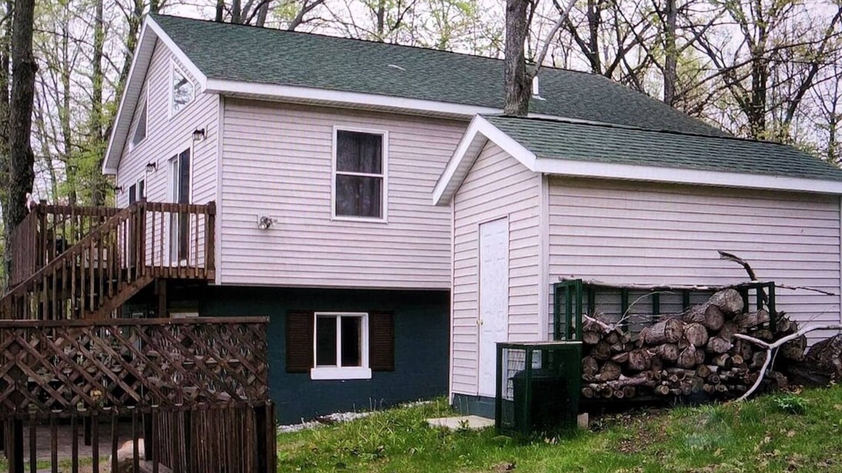 Le Roy Cottage | Remodeled 3BR 2BA Beachfront Cottage, Pet Friendly. All-Sports Lakefront