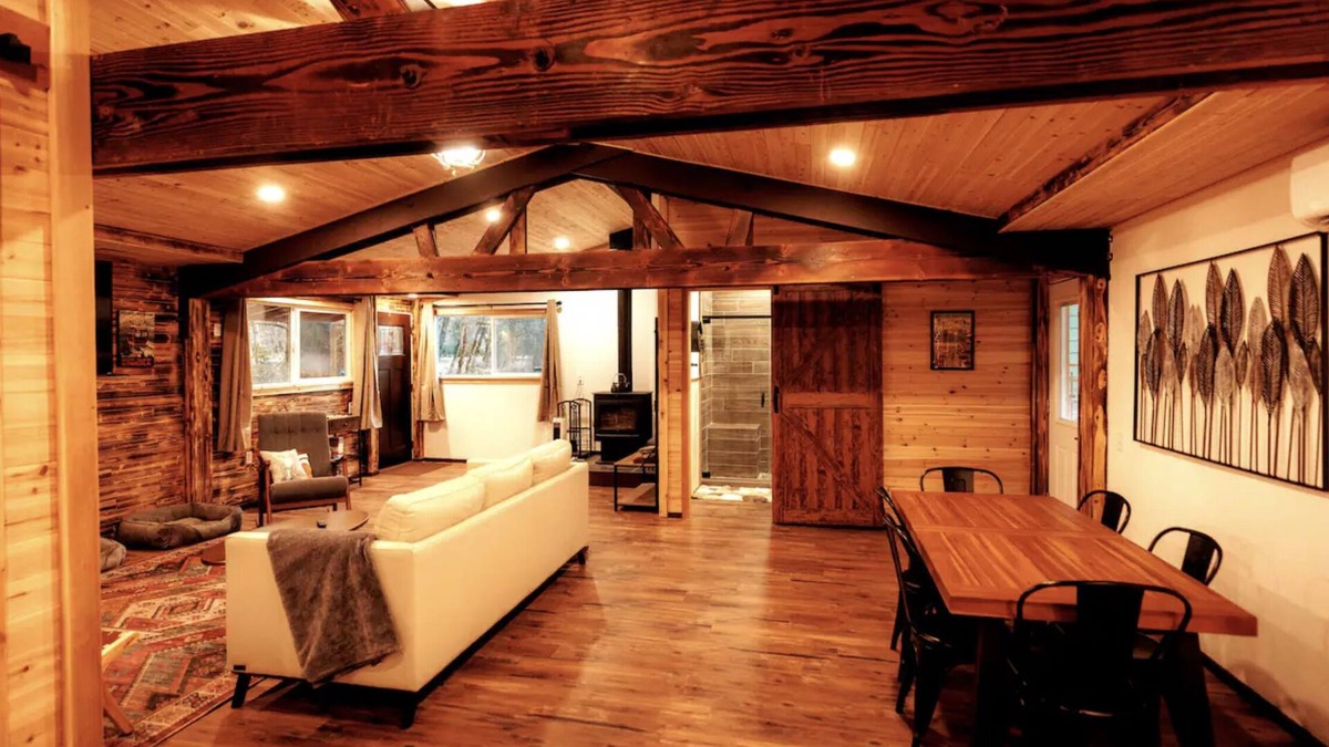 Randle House | Remodeled cabin w/Hot Tub, Bunk house on 2 acres!