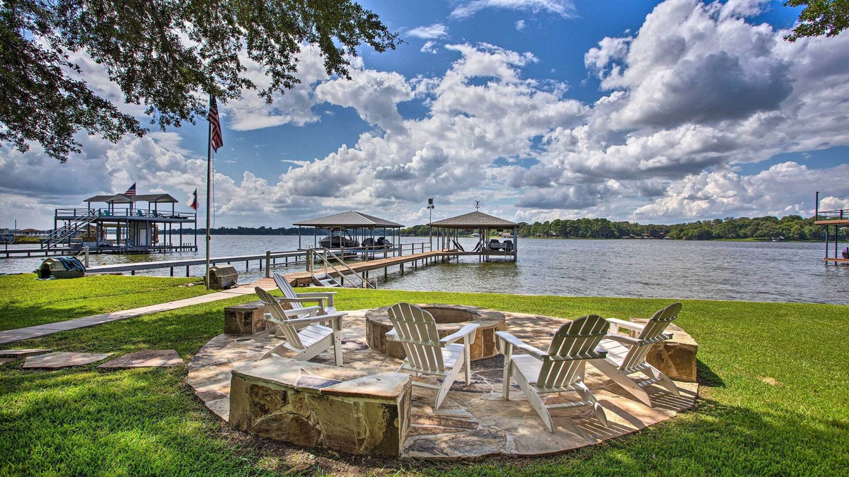 Log Cabin House | Remodeled Cedar Creek Lake Retreat w/Fire Pit!