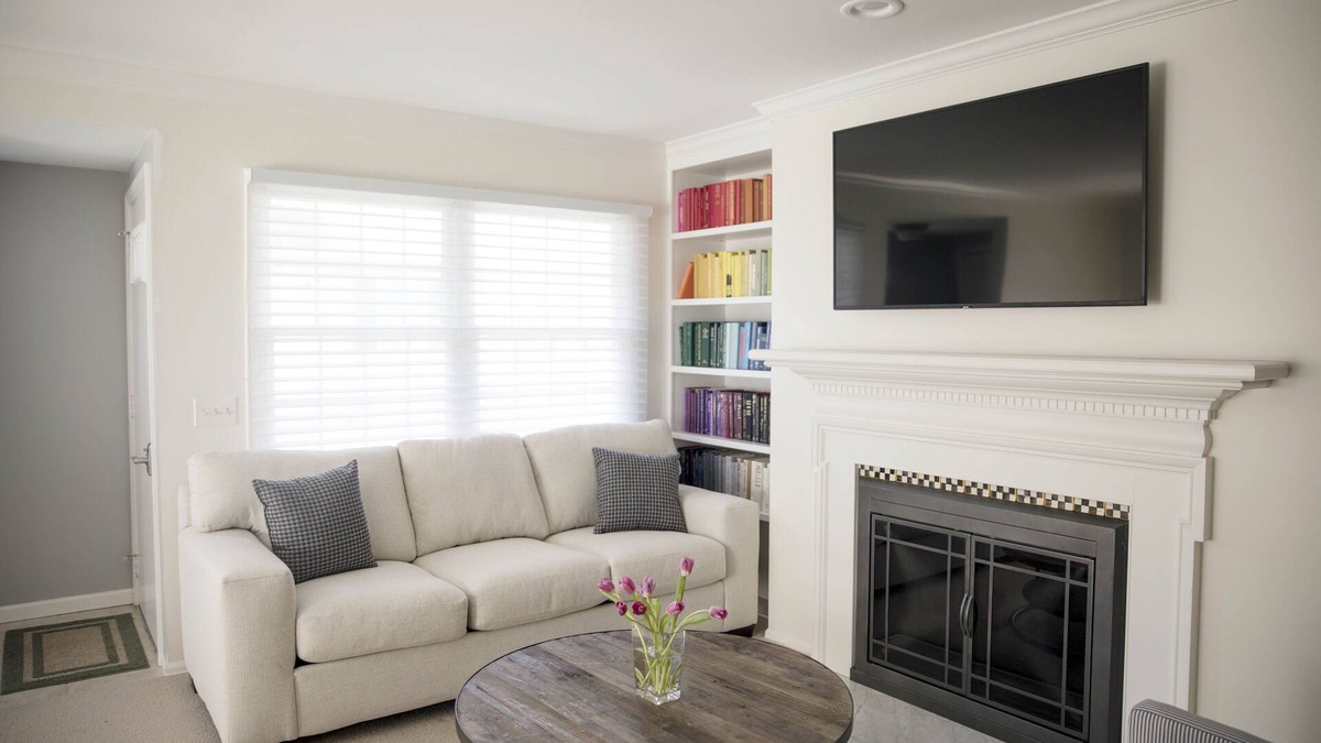 Harbor Springs Condo | Remodeled condo. Less than half a mile to downtown HS, the beach and boat docks!