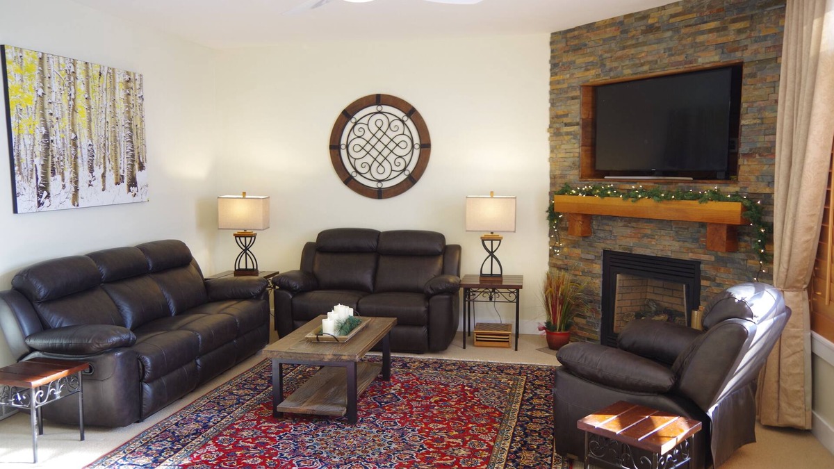 Bear Hollow Village House | Remodeled Cozy 4 BR, 3.5 BA + Den