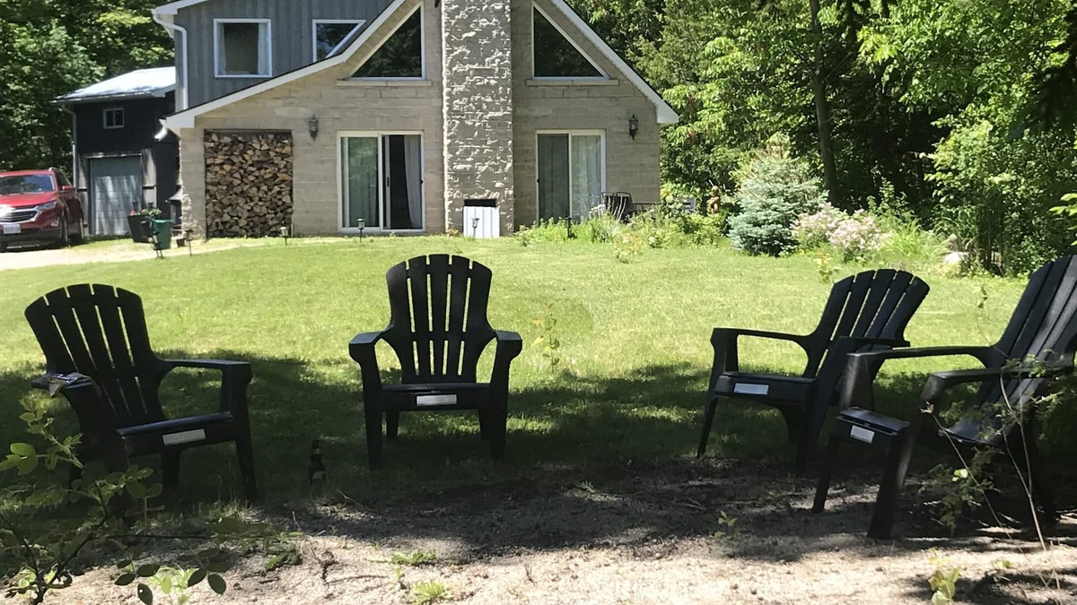 Meaford Cottage | Remodeled cozy cottage, super close to lake (Dog-Friendly!)