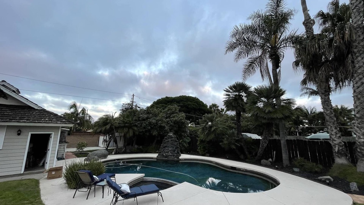 South Oceanside House | Remodeled cozy family surf house with jacuzzi and pool located near the beach!