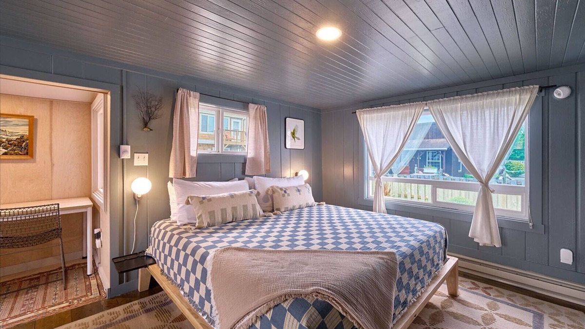 Long Beach House | Remodeled | Downtown Long Beach | Discovery Trail (The Nest)