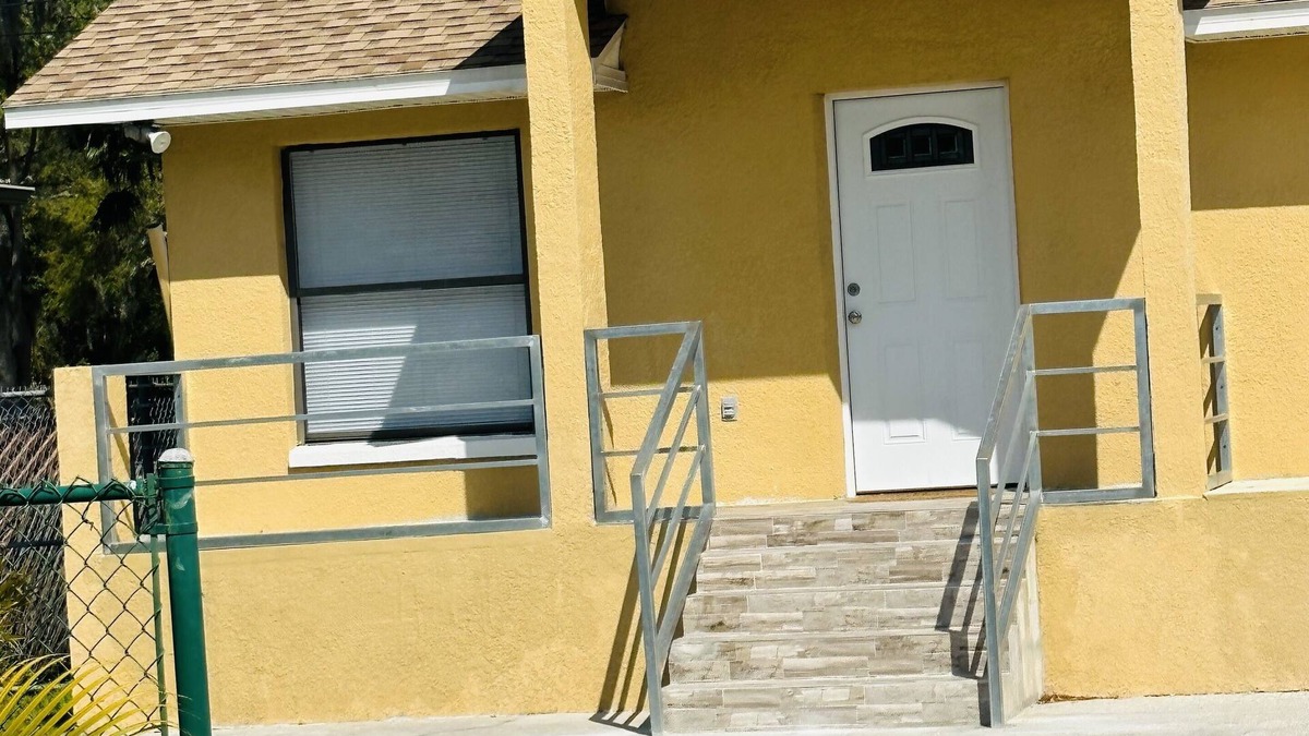Ruskin Villa | Remodeled Duplex. Close to apollo Beach and places to eat and entertainments.