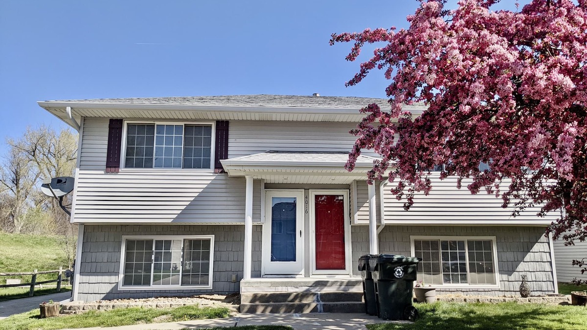 Council Bluffs House | ☯ Remodeled Duplex Minutes to Downtown & Riverside