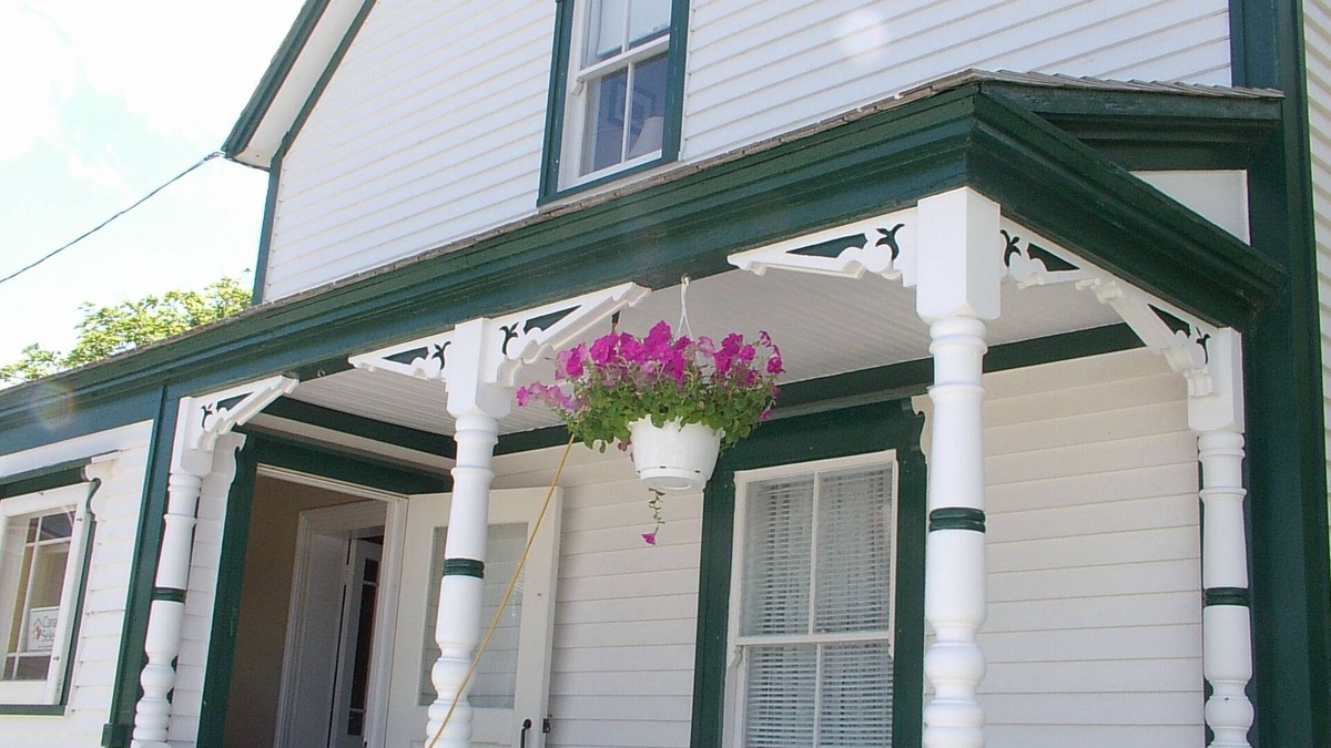 Bonavista House | Remodeled Heritage Home in centre of town w/firepit