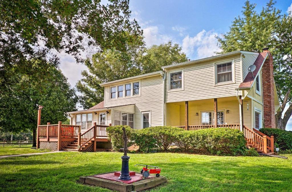 Liberty House | Remodeled Historic Farmhouse about 20 Mi to KC!