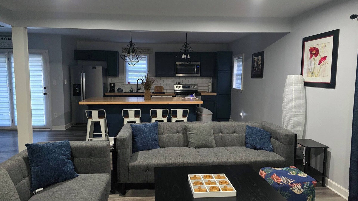 Columbia House | Remodeled Home King Bed Sleeps 8nn