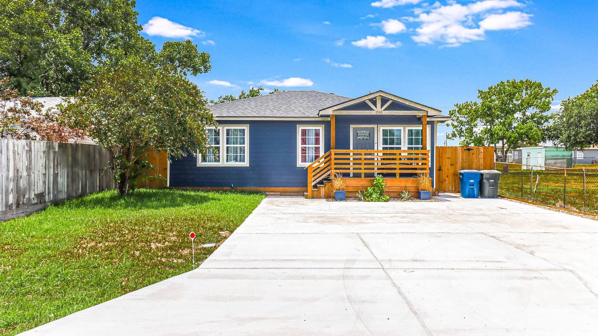 Flour Bluff House | Remodeled house near the beach with firepit, large backyard - dog-friendly