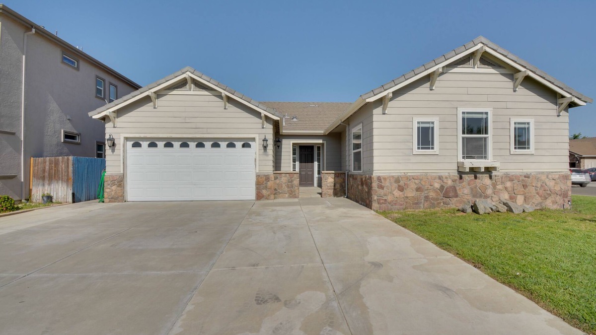 Livingston House | Remodeled Livingston Home w/Private Backyard!
