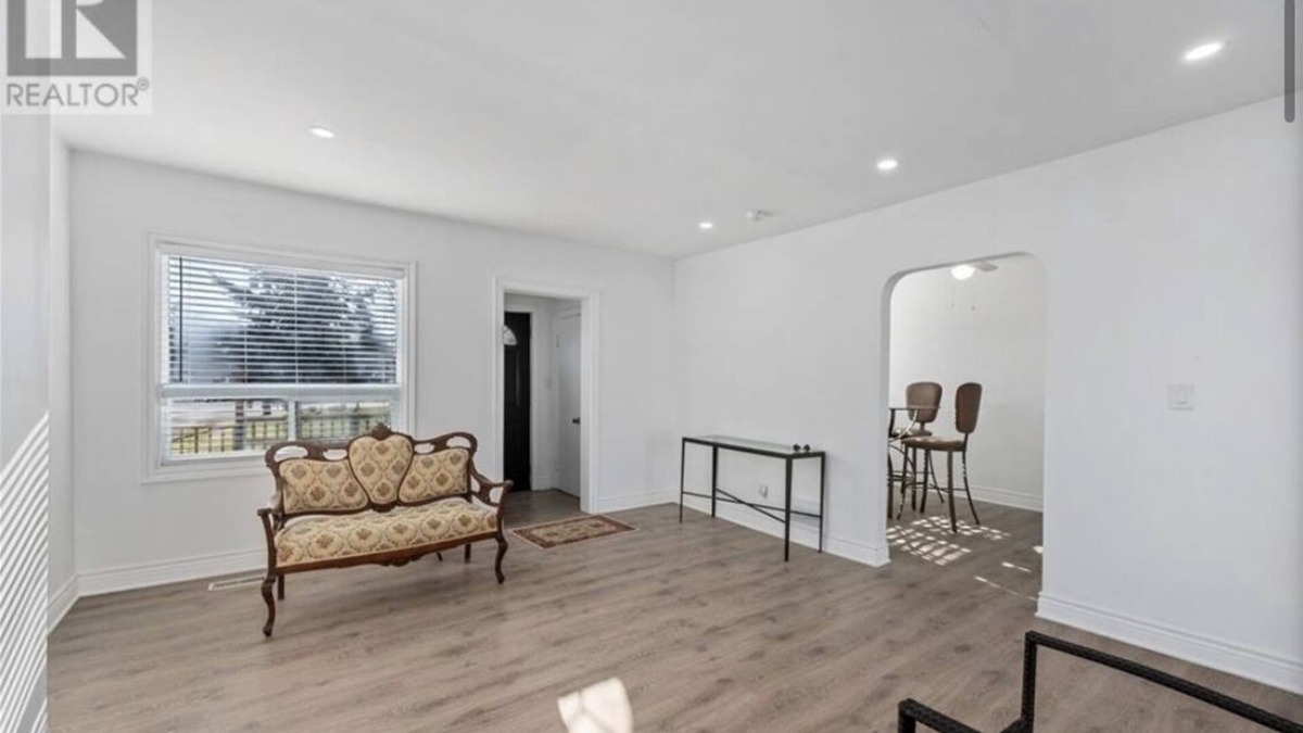 Lambeth House | Remodeled old house,super close to highway 401,shopping plaza