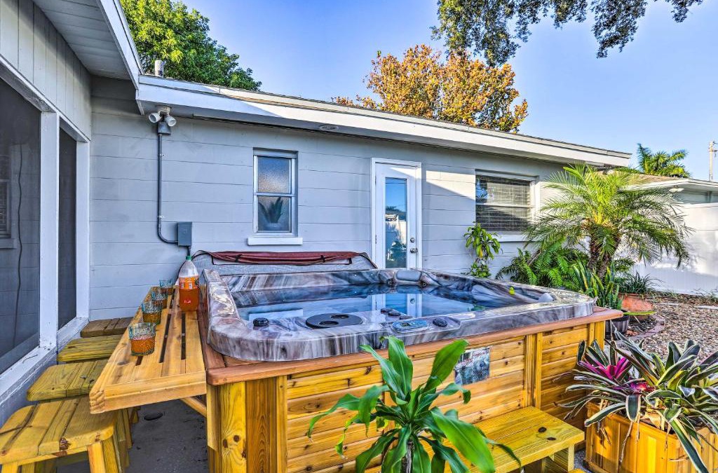 South Pinellas Community Council House | Remodeled St Petersburg Retreat with Hot Tub!