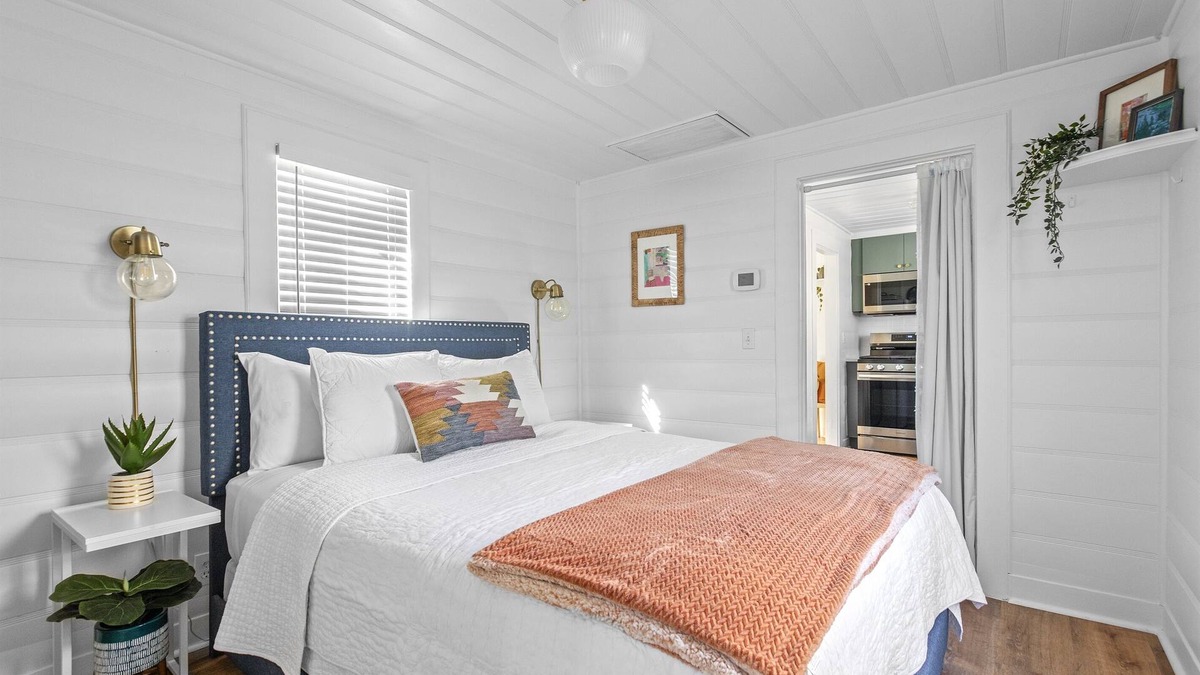 Carlson Park Cottage | Remodeled Stylish Culver Cottage + Parking