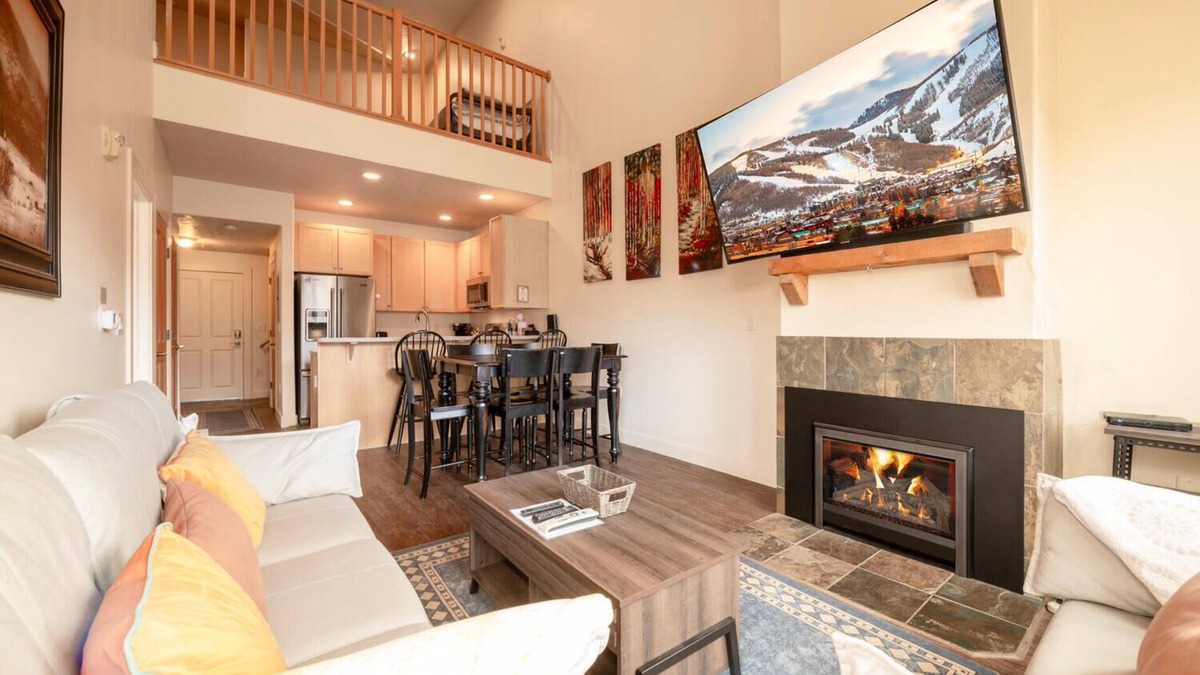 Gorgosa Condo | Remodeled Top Floor 1 BR+ Loft w/Mountain Views, 2BA, Sleeps 5, A/C