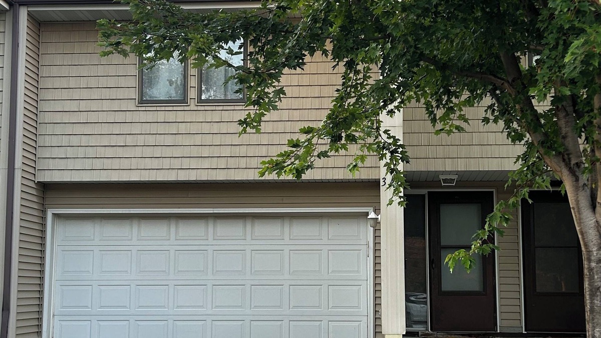 Waconia House | Remodeled Townhome - Close to - The Lake - Quaint Downtown - The Hospital