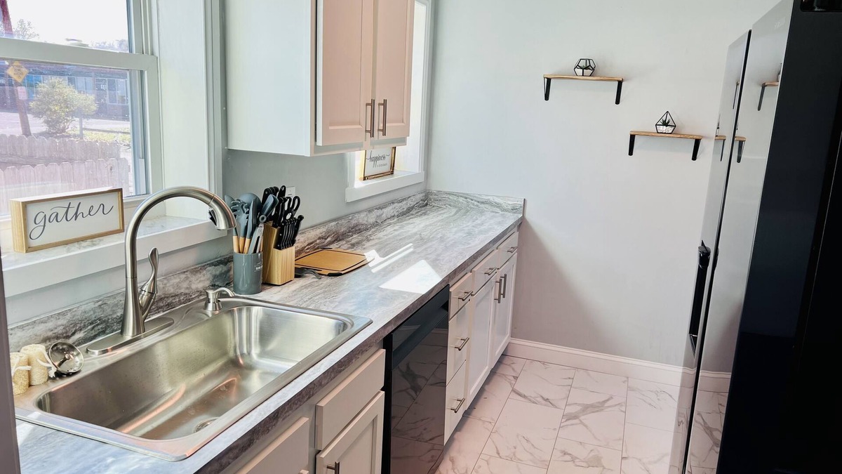 Dunbar Apartment | Remodeled townhouse - 5 mins from Shawnee Sports Complex!