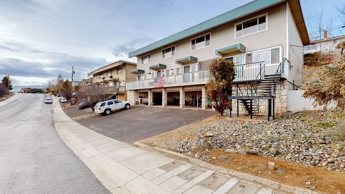 Northeast Reno House | Remodeled townhouse near downtown Reno with mtn views, fireplace, streaming, W/D