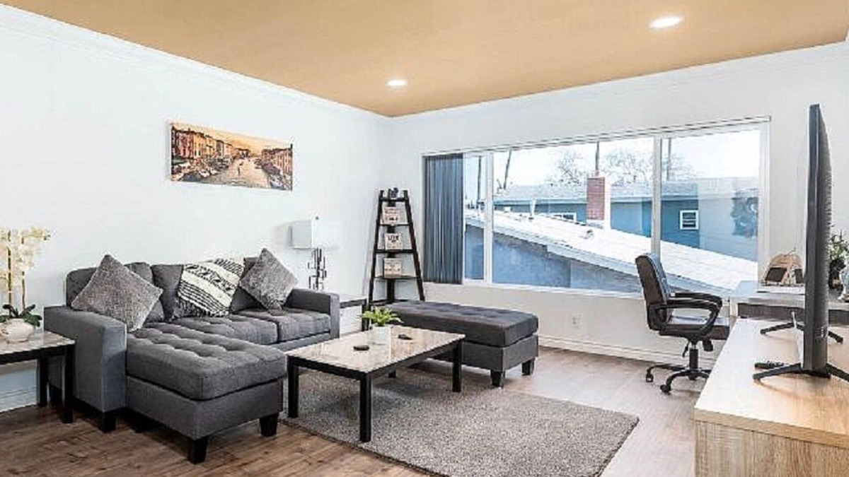 Inglewood Apartment | Remodeled upper 2 bedroom with view, two televisions, dishwasher 4