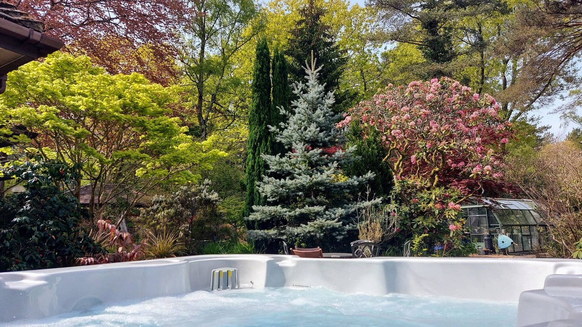 St Leonards House | Remodelled historical cottage, super location, w/hottub