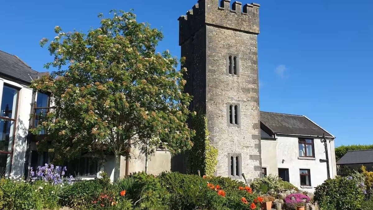 North Tipperary House | Remodelled historical house w/17th century tower. Pet friendly. Boardgames!