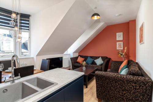Aberdeen West End Apartment | Remodelled Luxury 3 Bed Apartment