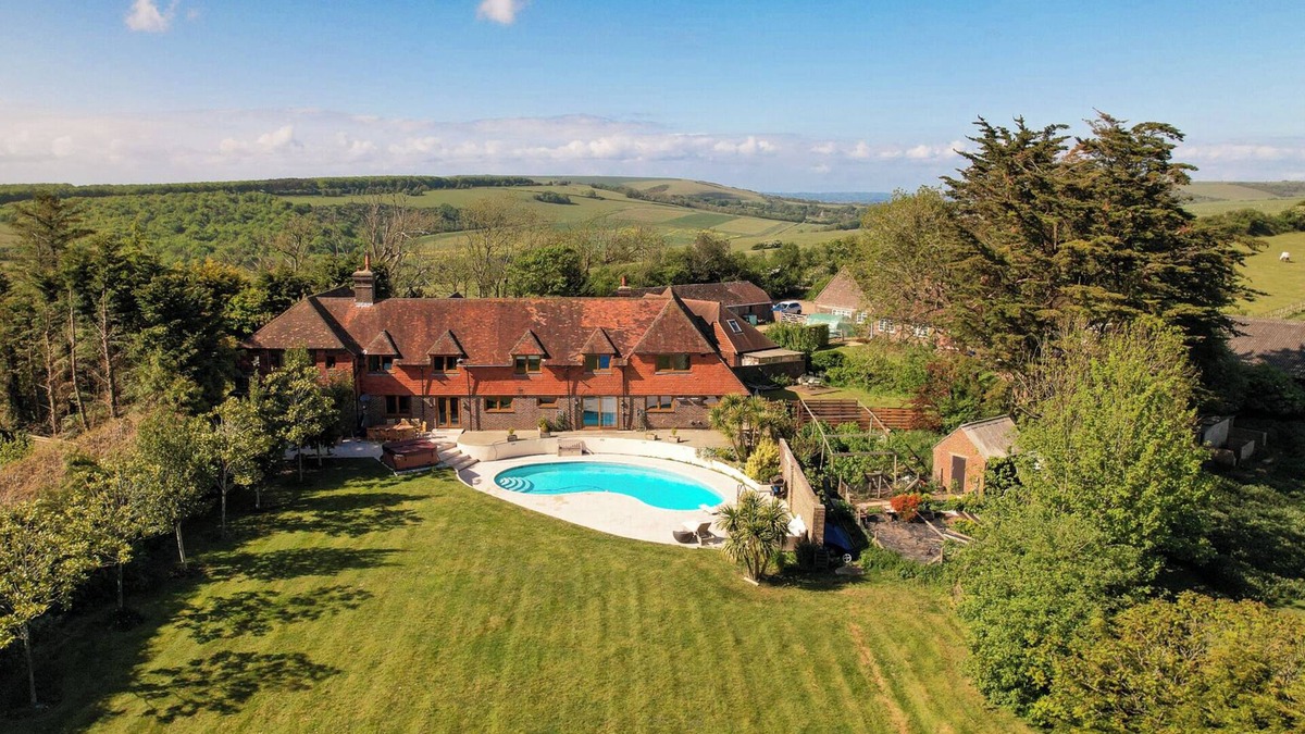 East Dean and Friston Villa | Remodelled luxury Farmhouse retreat nestled in beautiful honeypot area.