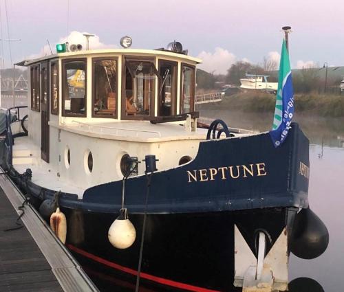 Camon Boat Rental | Remorqueur Péniche année 1904 tout confort sur la voie verte Camon Amiens Hortillonages