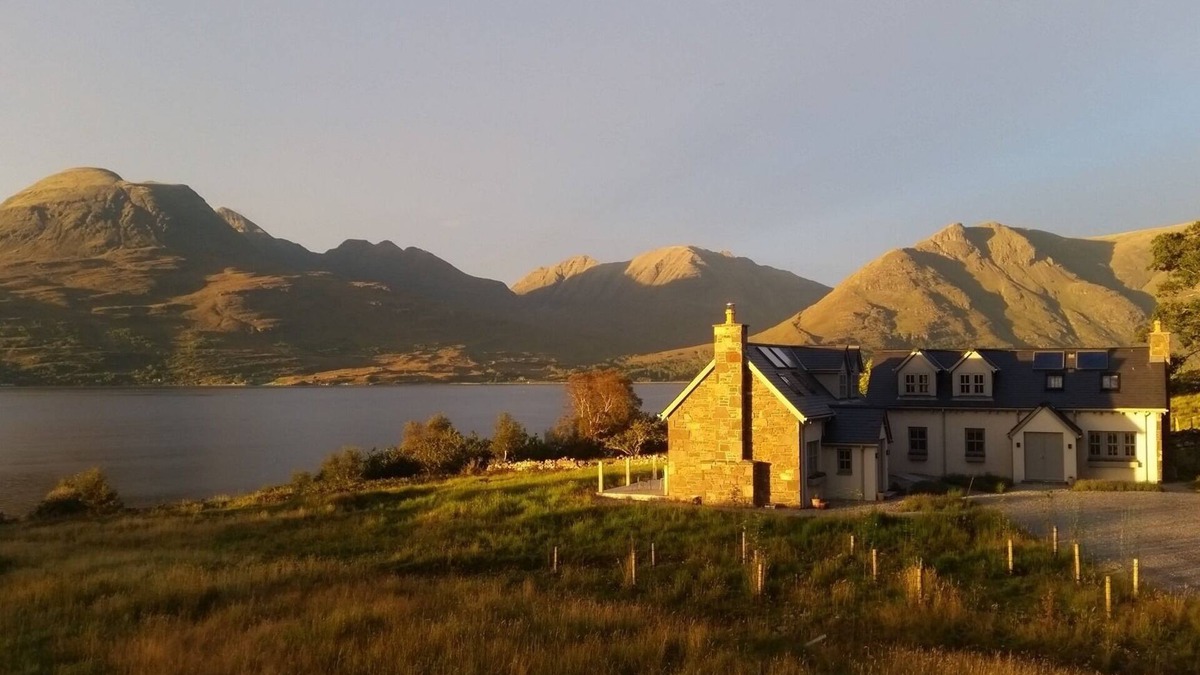 Strathcarron Cottage | Remote & awe-inspiring Sealgair Cottage. Pet-friendly, log burner, lochside.
